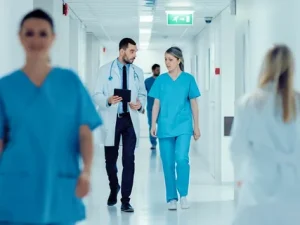 Doktor hastane önlüğü