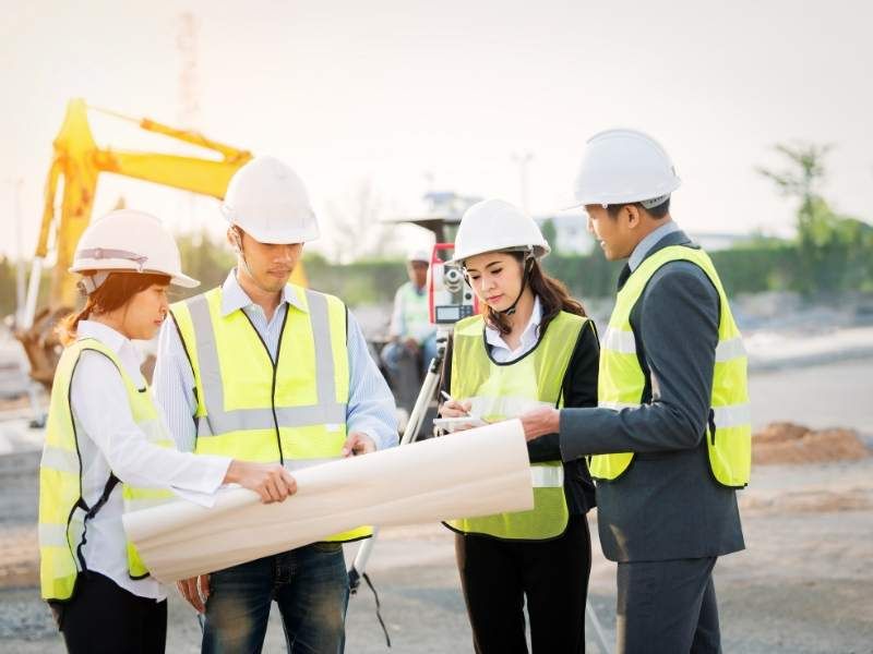 fabrika mühendis çalışanları